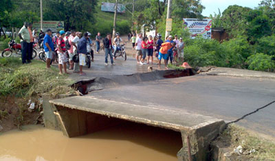Chuva faz asfalto ceder em ponte que liga bairros de Cariacica, ES