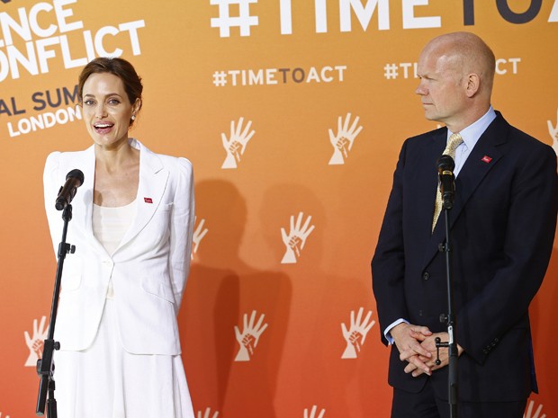 Angelina Jolie prope aes para acabar com a violncia sexual