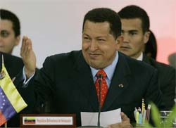 O presidente venezuelano Hugo Chavez discursa na Cpula 
