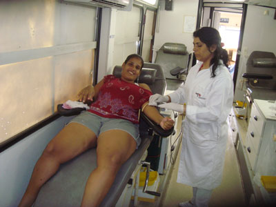 Alunos do curso de enfermagem fazem campanha de doao de sangue em Maratazes