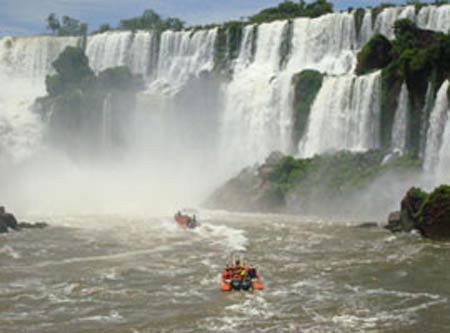 Lancha vira nas Cataratas do Iguau e duas pessoas morrem