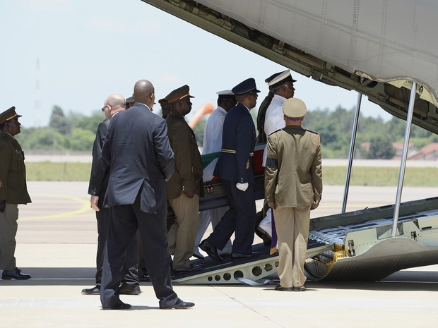 Corpo de Nelson Mandela segue para Qunu, onde ser enterrado