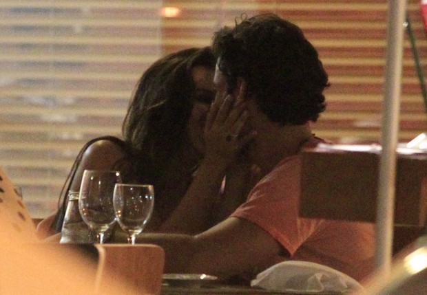 Mariana Rios troca beijos em restaurante do Rio de Janeiro