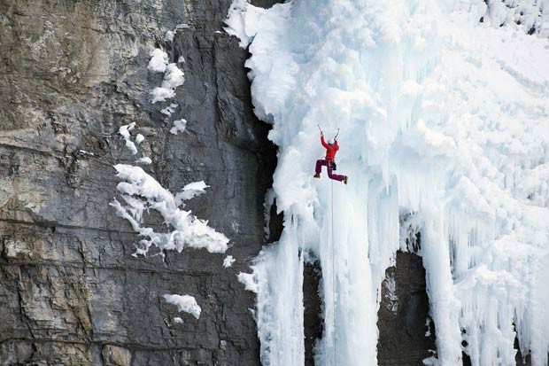 Trio de alpinistas encara riscos de paredo de gelo no Canad
