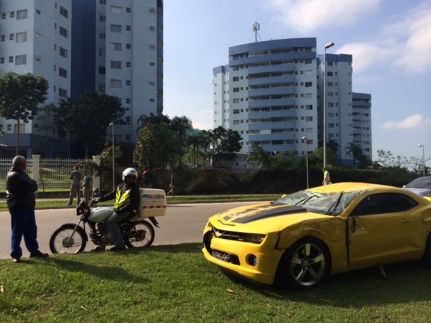 Camaro amarelo capota em curva na Barra da Tijuca, Zona Oest