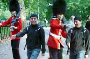 Guarda real britnico perde a linha a ataca turista