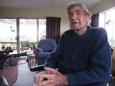 Aos 105 anos, motorista mais velho da Nova Zelndia dirige desde 1925