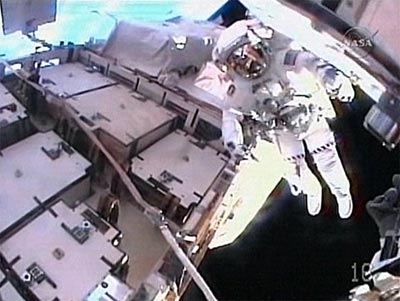 Astronautas do Endeavour comeam quarta sada espacial 