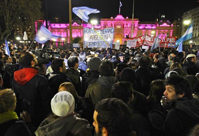 Argentinos fazem panelao contra governo de Cristina Kirchner