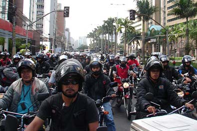 Protesto de motoboys complica trnsito