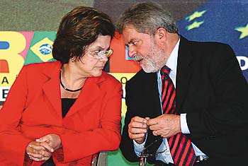 Dilma vai a duas de cada trs viagens de Lula pelo PAC