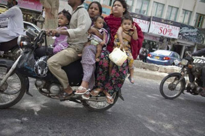 Moto  flagrada com seis pessoas no Paquisto