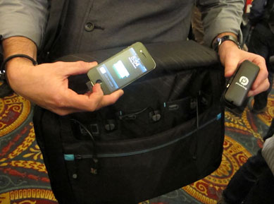 Bolsa tem bateria para recarregar celular, tablet e tocador digital