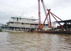 Barco que naufragou no rio Amazonas comea a ser retirado 
