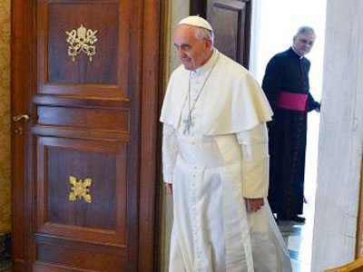 Papa cria conselho de cardeais para estudar reforma da Cria