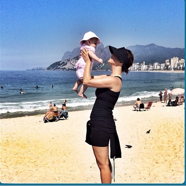 Guilhermina Guinle posta foto com a filha beb em dia de praia