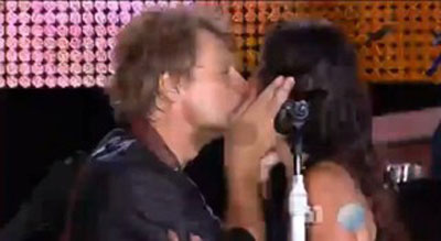 Mulher que beijou Jon Bon Jovi no palco diz que passou a noite em claro