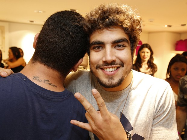 Caio Castro posa com f que tem seu nome tatuado na nuca