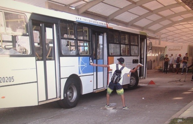 Paralisao de motoristas gera protestos de passageiros em Gois