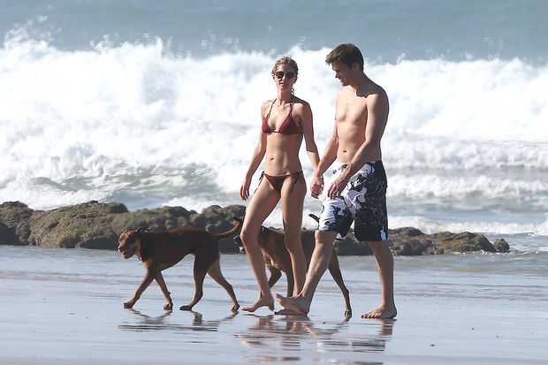Olha a mo-boba! Gisele Bndchen e Tom Brady namoram na Costa Rica