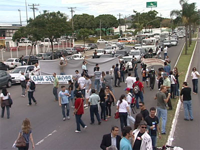 Manifestantes fecham rodovia e ocupam Aeroporto de Vitria