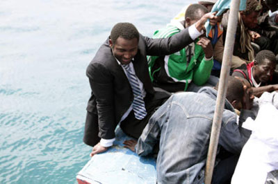 Chegam  ilha de Lampedusa 235 imigrantes em uma barca de madeira  