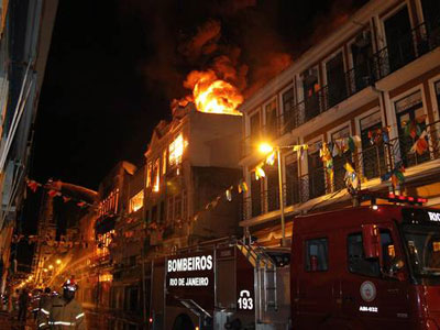 Incndio destri 5 lojas no centro do Rio; vias so interditadas  