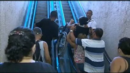 Imagens mostram cadeirante sendo carregada em estao de trem no Rio