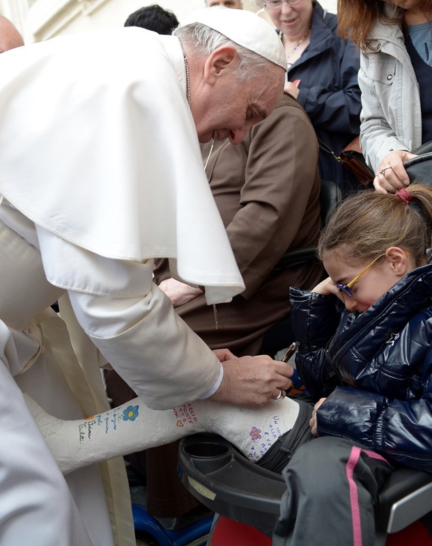 Papa Francisco autografa gesso de jovem aps audincia no Vaticano