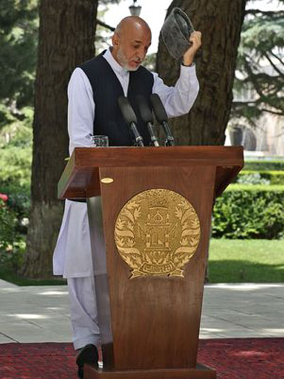 Afeganisto: Karzai pede que lder talib se candidate  presidncia