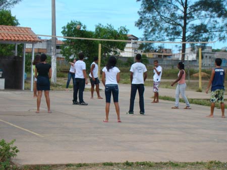Crianas de Itapemirim aprendem voleibol