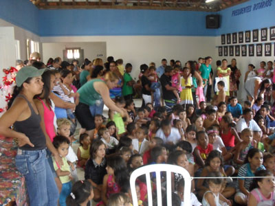 Rotary Clube de Maratazes promove natal carente da casa da amizade.