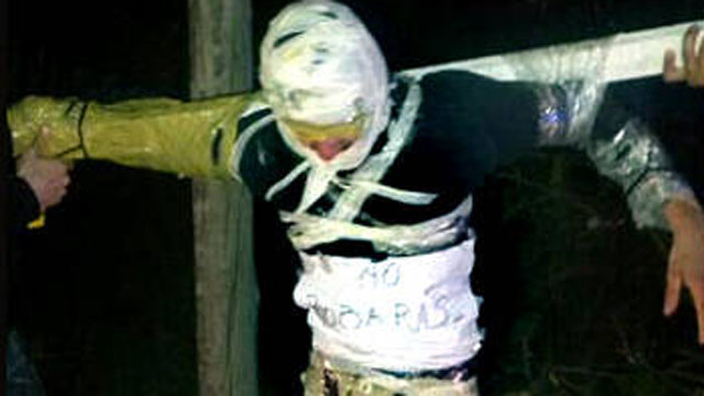Argentino  crucificado com cartaz de 