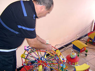 Eletricista reaproveita materiais e cria miniatura de parque