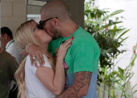 Ex-BBBs Fernando e Aline trocam beijos em visita  TV Glob