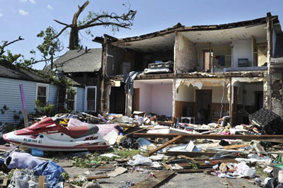 Tornado parte casa ao meio nos EUA