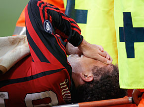 Ronaldo se machuca e sai de jogo chorando