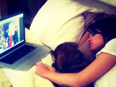 Selena Gomez posta foto doente e Justin Bieber deseja melhor