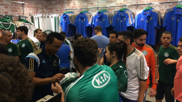Loja oficial do Palmeiras vende 10 vezes mais e fatura como 