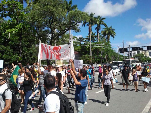 Manifestantes seguem em direo  sede do governo de Pernambuco