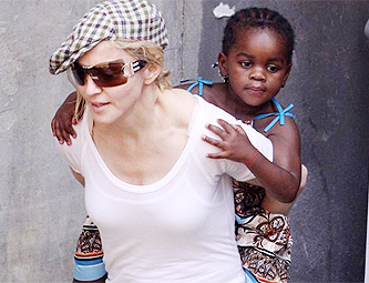 Madonna doa brinquedos para orfanato de sua filha no Malau