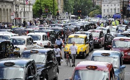 Taxistas europeus protestam contra aplicativos de carona compartilhada