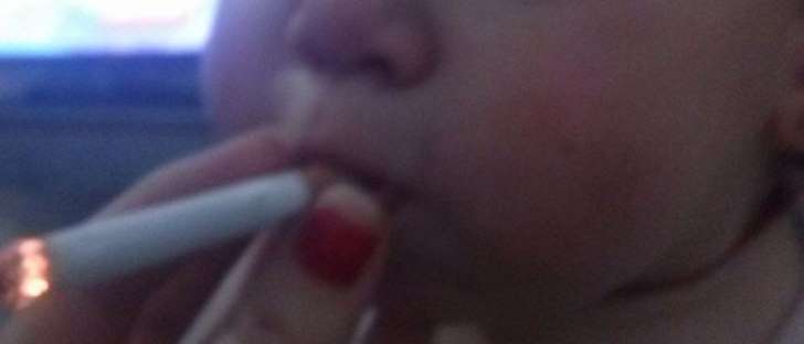 Me posta foto da filha de 1 ano com cigarro aceso na boca