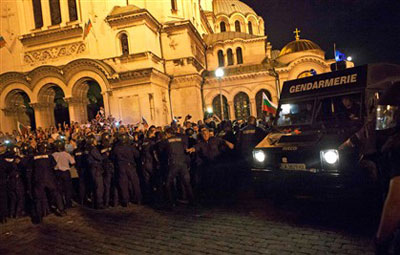 Polcia retira deputados que estavam sitiados no Parlamento da Bulgria