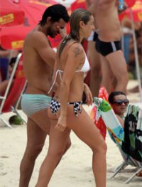 Calor: Luana Piovani e Felipe Simo tomam ducha na praia