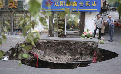Buraco de rua mata 2 na China