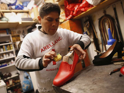 Saiba quem produz o sapato vermelho que cala o Papa Bento XVI