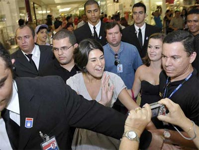 Fernanda Paes Leme causa tumulto em shopping de Natal