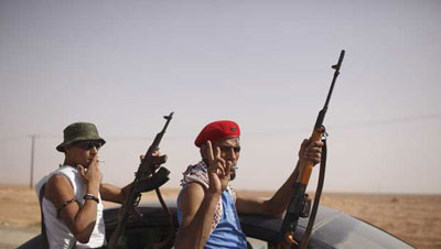Tropas do governo da Lbia tomam parte de reduto de Kadhafi no deserto