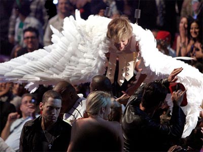 Sacha Baron Cohen aparece vestido de anjo em show de Eminem